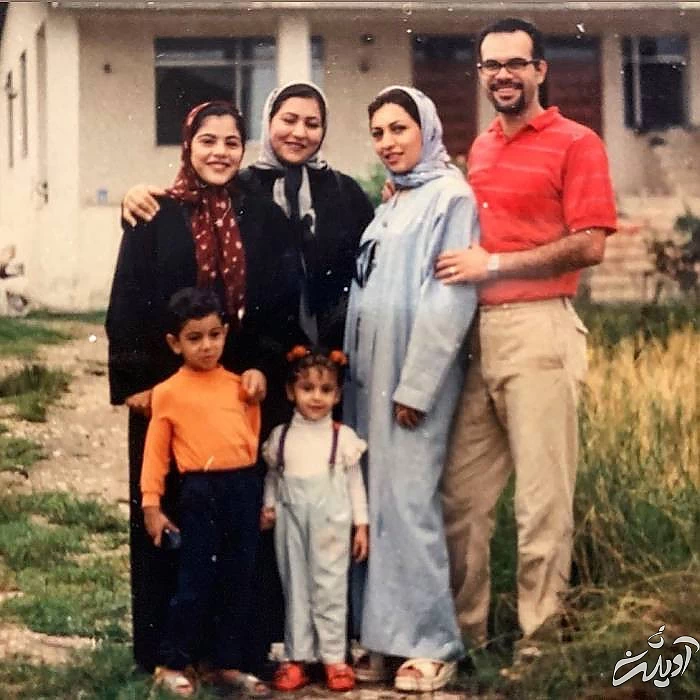 کودکی ترلان پروانه در کنار پدر و مادرش خانواده ترلان پروانه